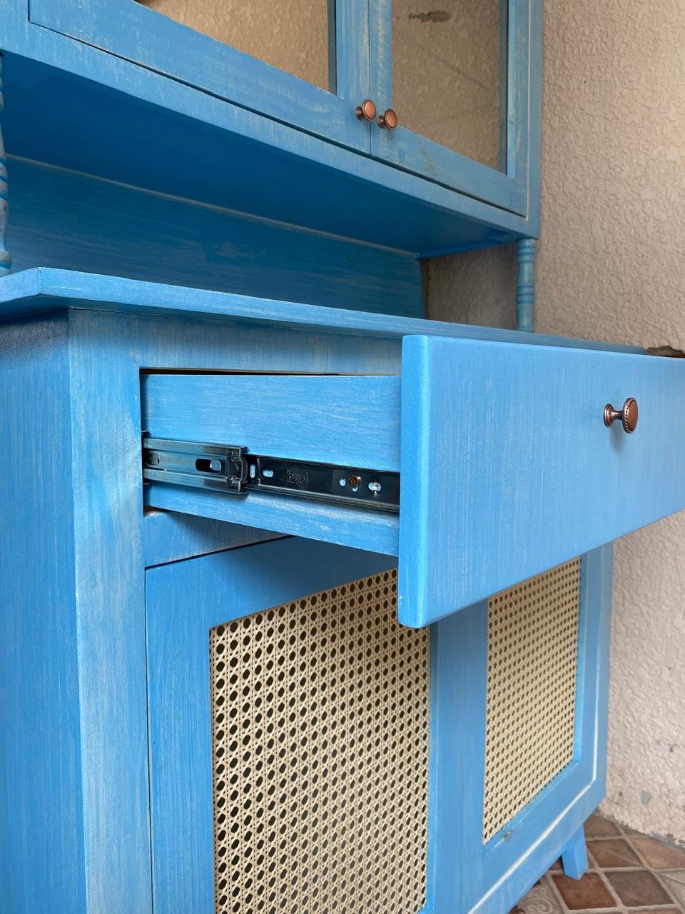 A cristaleira azul — como ficou